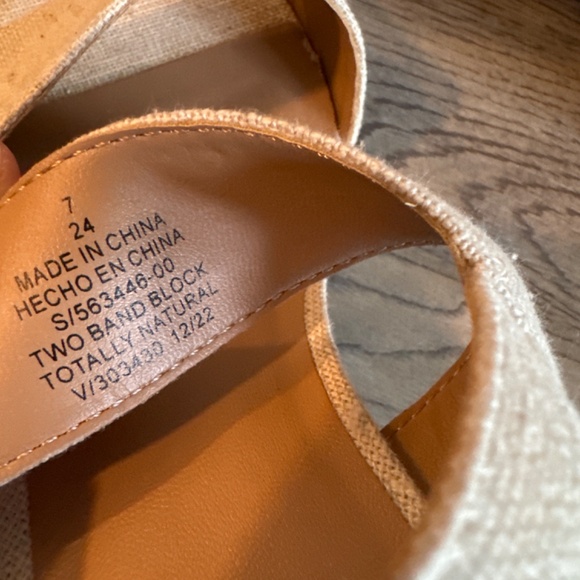 ✨Old Navy Two Band Block Sandals in Natural ✨ - Picture 3 of 3